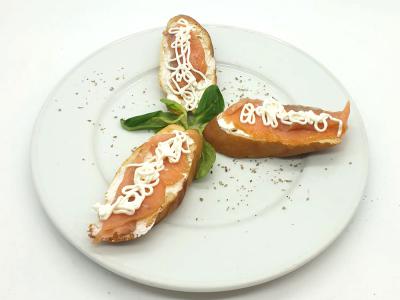 CROSTINI CON CREMA DI RICCOTA